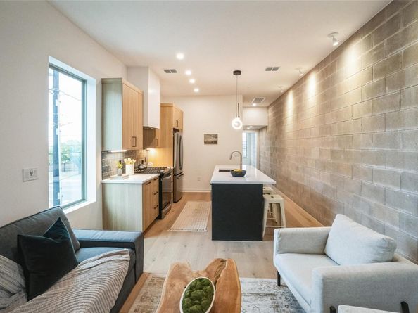 700 Denson DR 1101, Austin TX 78752