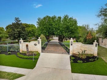 2804 Barefoot LN