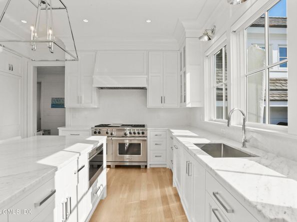 10 W Crossway, Old Greenwich CT 06870