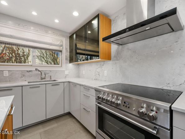 33 E Lyon Farm Drive 33, Greenwich CT 06831