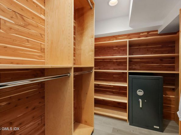 33 E Lyon Farm Drive 33, Greenwich CT 06831