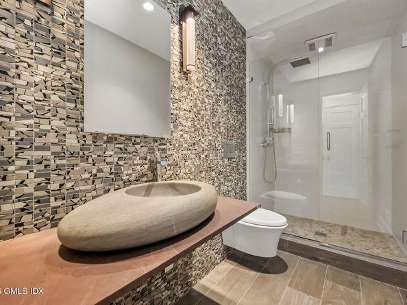 33 E Lyon Farm Drive 33, Greenwich CT 06831