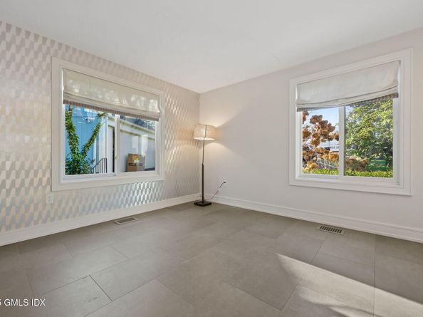 33 E Lyon Farm Drive 33, Greenwich CT 06831