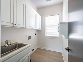 11 Treehaven LN, The Hills TX 78738