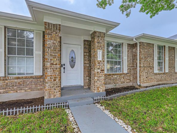 1016 Thackeray LN, Pflugerville TX 78660