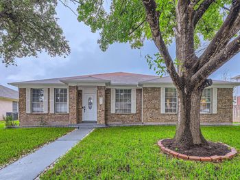 1016 Thackeray LN