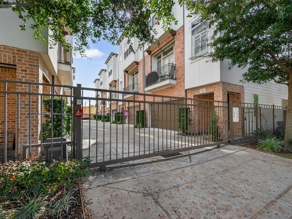 1040 W 26th Street A, Houston TX 77008