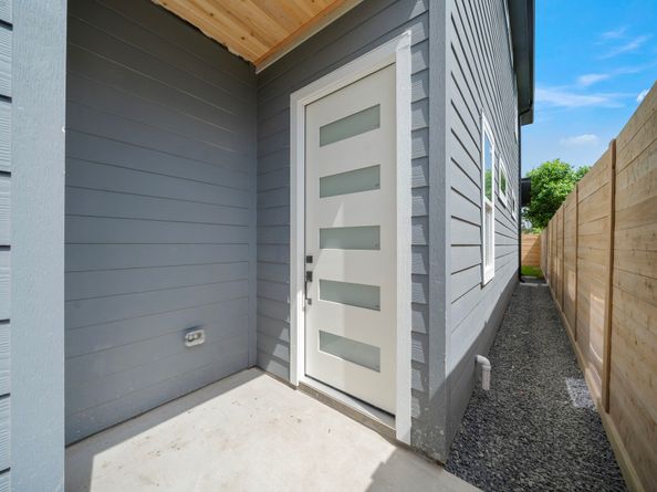 1305 Amundsen St N, Houston TX 77009