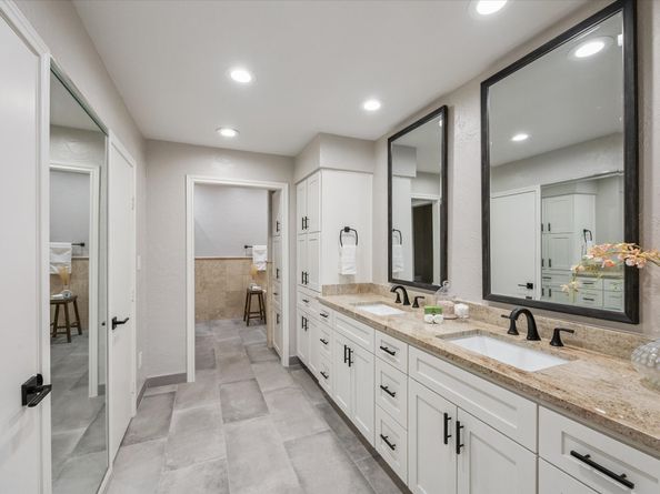 312 Sugarberry Circle 312, Houston TX 77024