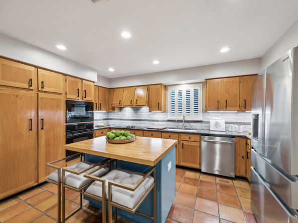 312 Sugarberry Circle 312, Houston TX 77024