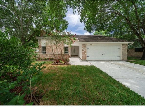 13911 Briar Place Drive, Houston TX 77077