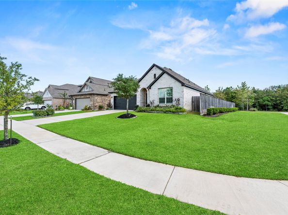 19079 Pinewood Grove Trail, New Caney TX 77357