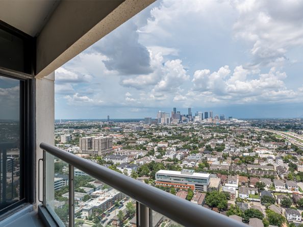 1701 Hermann Drive 34L, Houston TX 77004