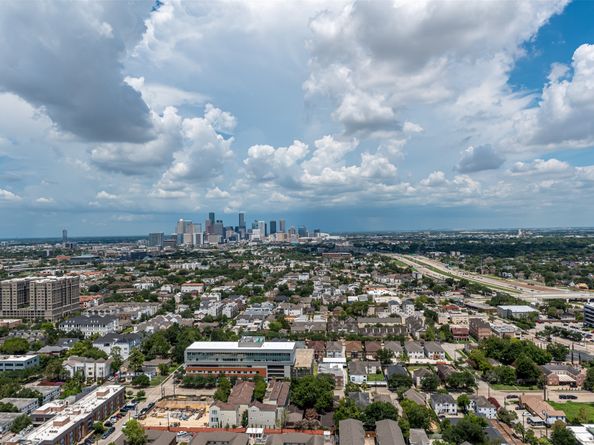 1701 Hermann Drive 34L, Houston TX 77004