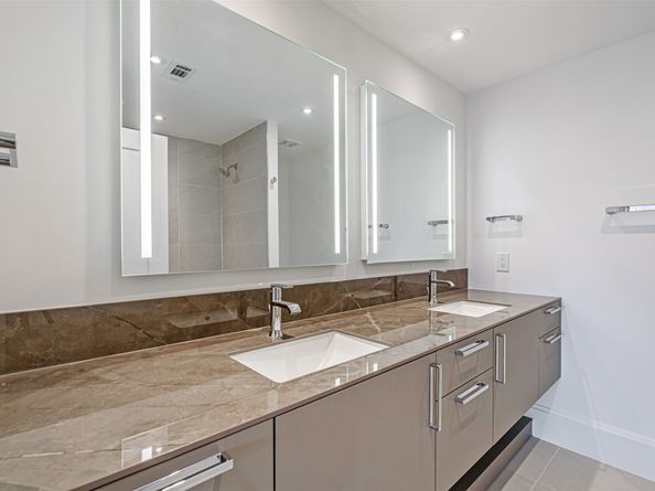 1701 Hermann Drive 34L, Houston TX 77004