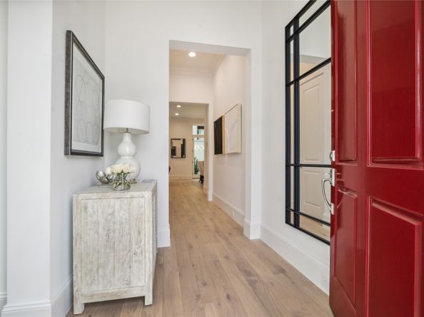 16 Wentworth Square Avenue, Houston TX 77027