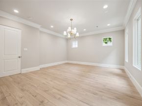 16 Wentworth Square Avenue, Houston TX 77027