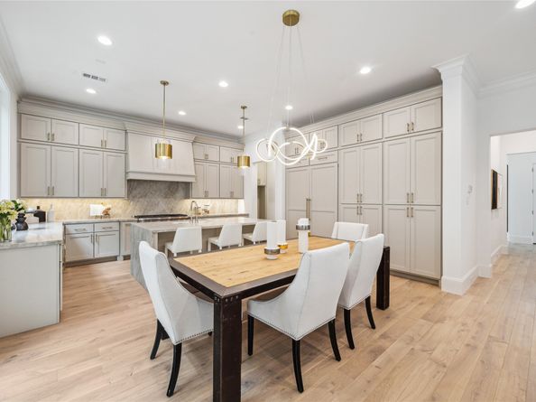 16 Wentworth Square Avenue, Houston TX 77027
