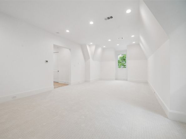 16 Wentworth Square Avenue, Houston TX 77027