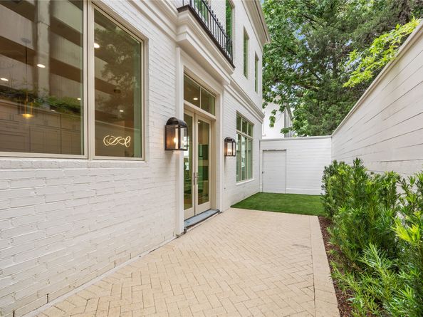 16 Wentworth Square Avenue, Houston TX 77027