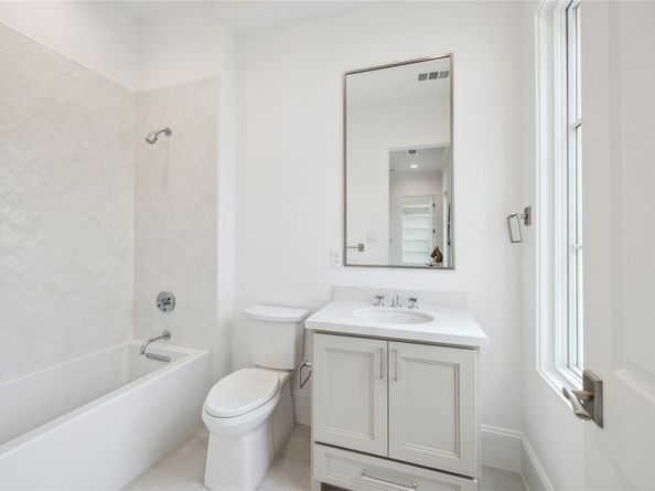 16 Wentworth Square Avenue, Houston TX 77027
