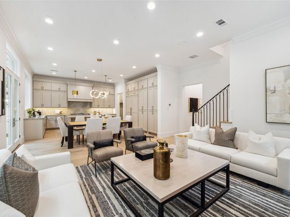 16 Wentworth Square Avenue, Houston TX 77027