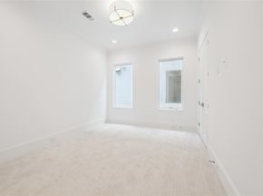 16 Wentworth Square Avenue, Houston TX 77027