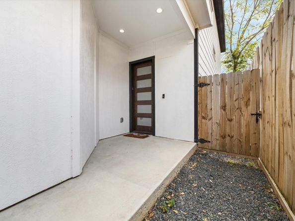 5021 Creekmont Drive, Houston TX 77091