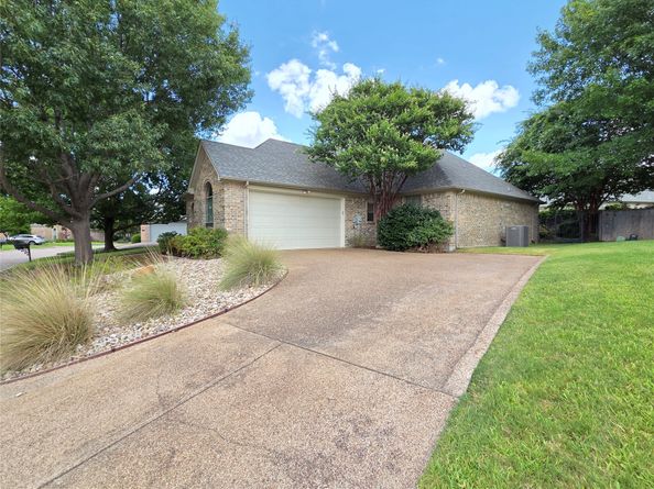 1121 Gabriel Lane, Fort Worth TX 76116