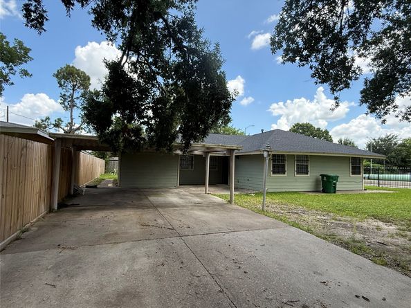 5651 Lyndhurst Drive, Houston TX 77033