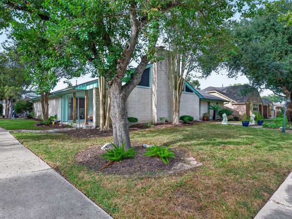 16403 Glenshannon Drive, Houston TX 77059