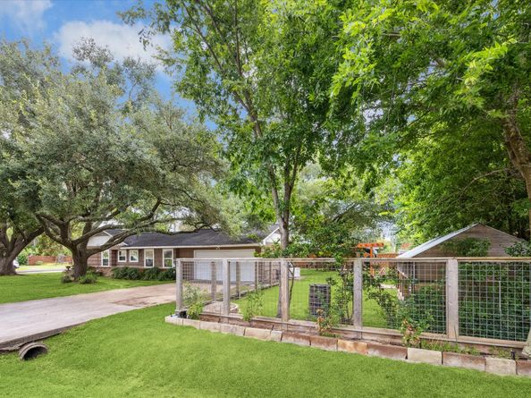 9302 Rosstown Way, Houston TX 77080