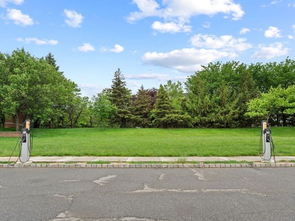 4 Persimmon Ct, Jersey City NJ 07305