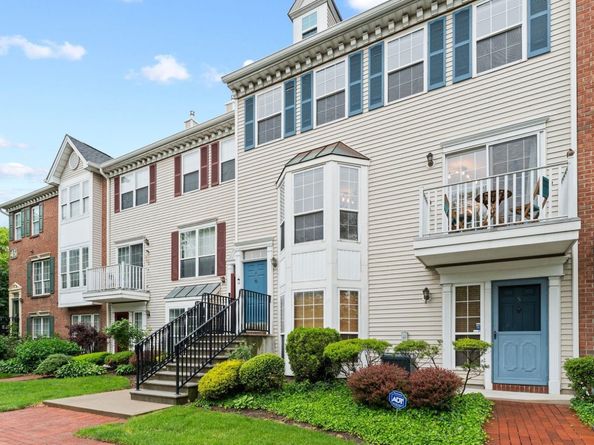 4 Persimmon Ct, Jersey City NJ 07305