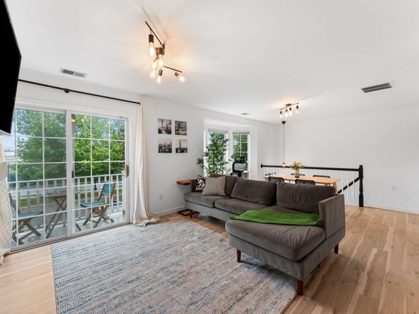 4 Persimmon Ct, Jersey City NJ 07305
