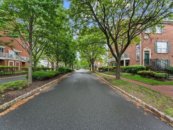 4 Persimmon Ct, Jersey City NJ 07305