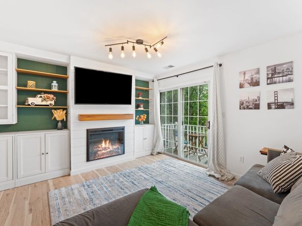 4 Persimmon Ct, Jersey City NJ 07305