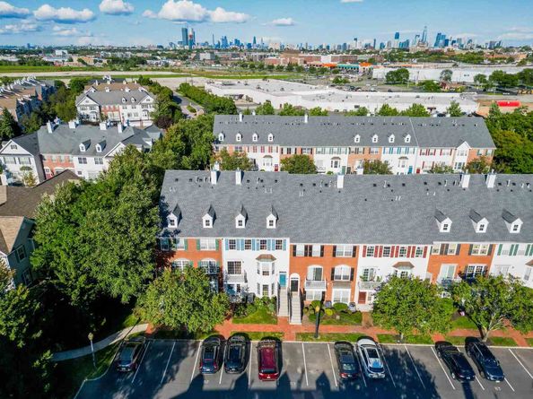 4 Persimmon Ct, Jersey City NJ 07305