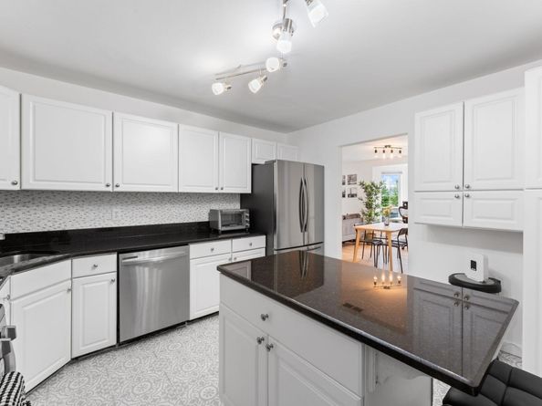 4 Persimmon Ct, Jersey City NJ 07305