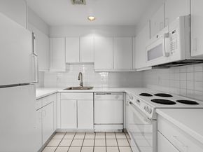 206 Shearwater Ct West 65, Jersey City NJ 07305