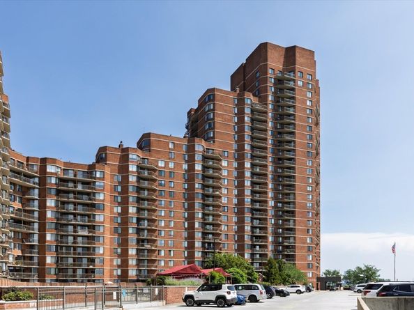 401 Harmon Cove Tower, Secaucus NJ 07094