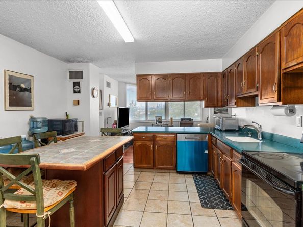 401 Harmon Cove Tower, Secaucus NJ 07094