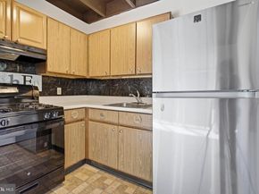 100 E Glenolden Avenue B6, Glenolden PA 19036