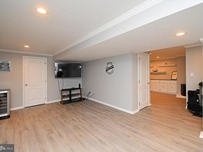 27 Arabian Way, Holland PA 18966