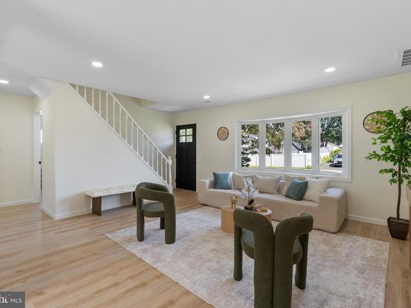 57 Middle Road, Levittown PA 19056