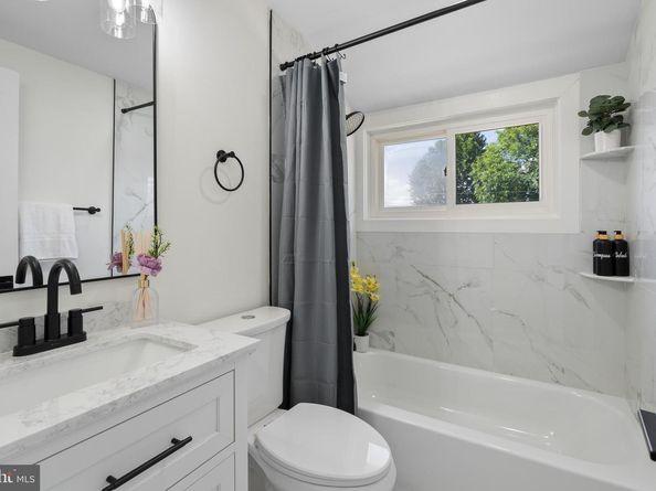 57 Middle Road, Levittown PA 19056