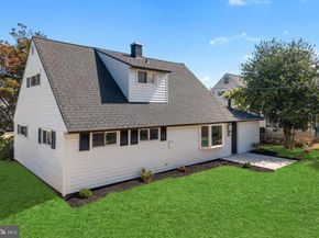 57 Middle Road, Levittown PA 19056