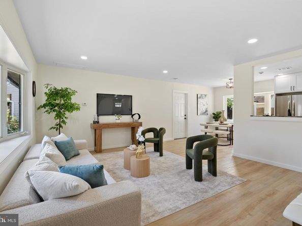 57 Middle Road, Levittown PA 19056