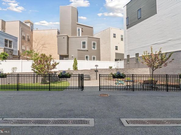 2537 Graduate Square, Philadelphia PA 19146