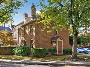 700 W Abingdon Court